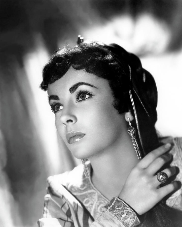 ELIZABETH TAYLOR in IVANHOE -1952-, directed by RICHARD THORPE. Photograph by Album