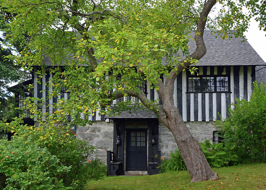 Elizabethan Tudor Cottage In Castine, Maine Photograph