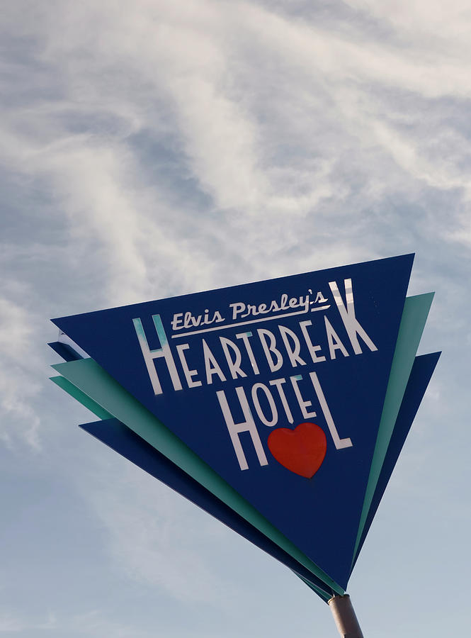 Elvis Presleys Heartbreak Hotel Memphis Photograph by Bob Pardue