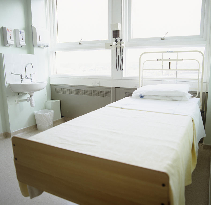 Empty bed in hospital Photograph by Science Photo Library - ADAM GAULT