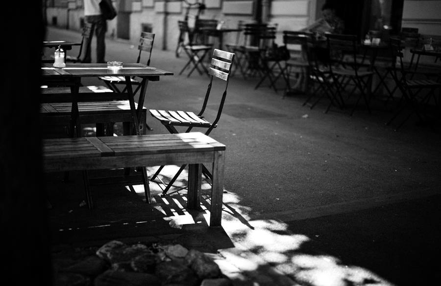 Empty chairs and table Photograph by Tobias Gaulke