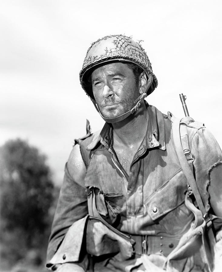 ERROL FLYNN in OBJECTIVE, BURMA -1945-, directed by RAOUL WALSH. Photograph by Album