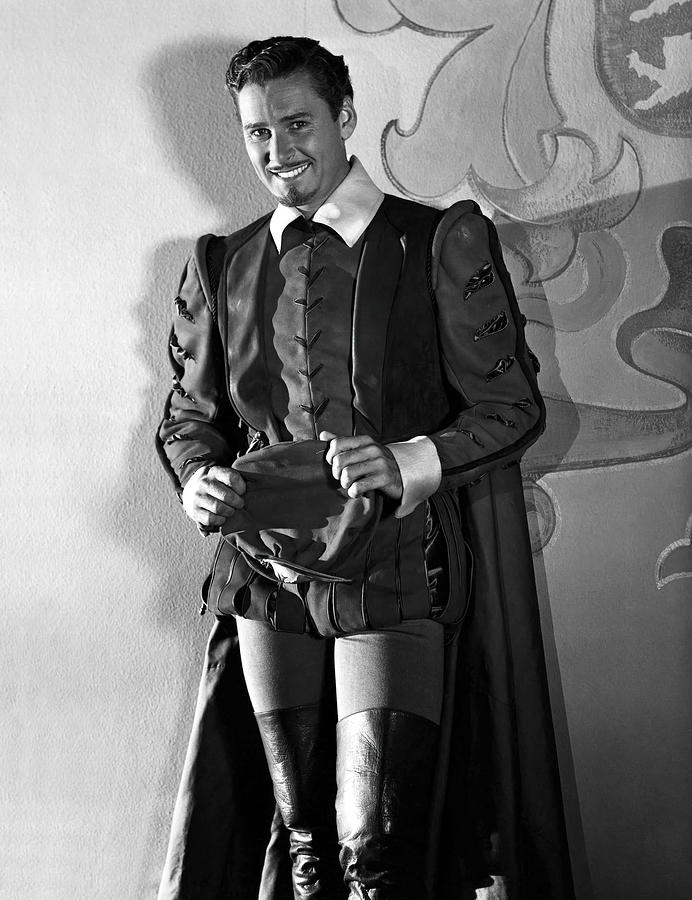 ERROL FLYNN in THE PRIVATE LIVES OF ELISABETH AND ESSEX -1939-, directed by MICHAEL CURTIZ. Photograph by Album