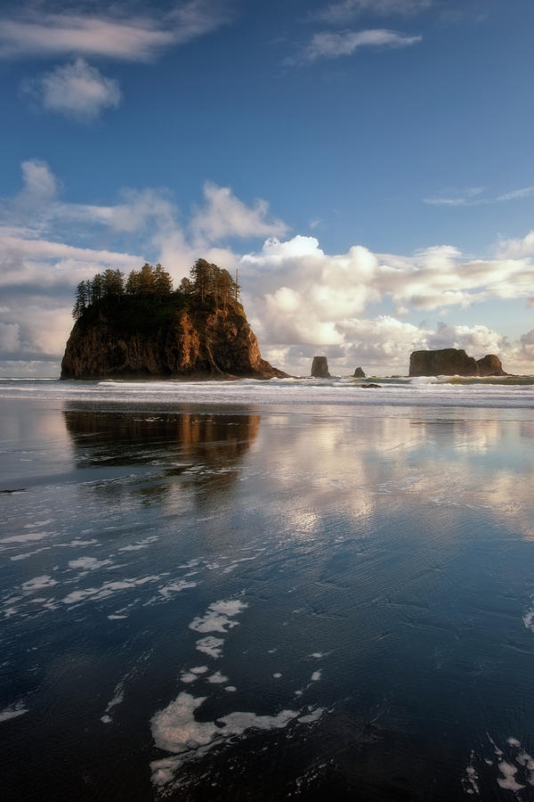 Evening light warmth on the offshore Crying Lady Rock and Quillayute ...