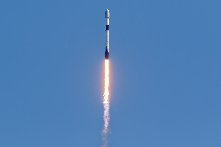Falcon 9 MaxQ Photograph by Les Greenwood