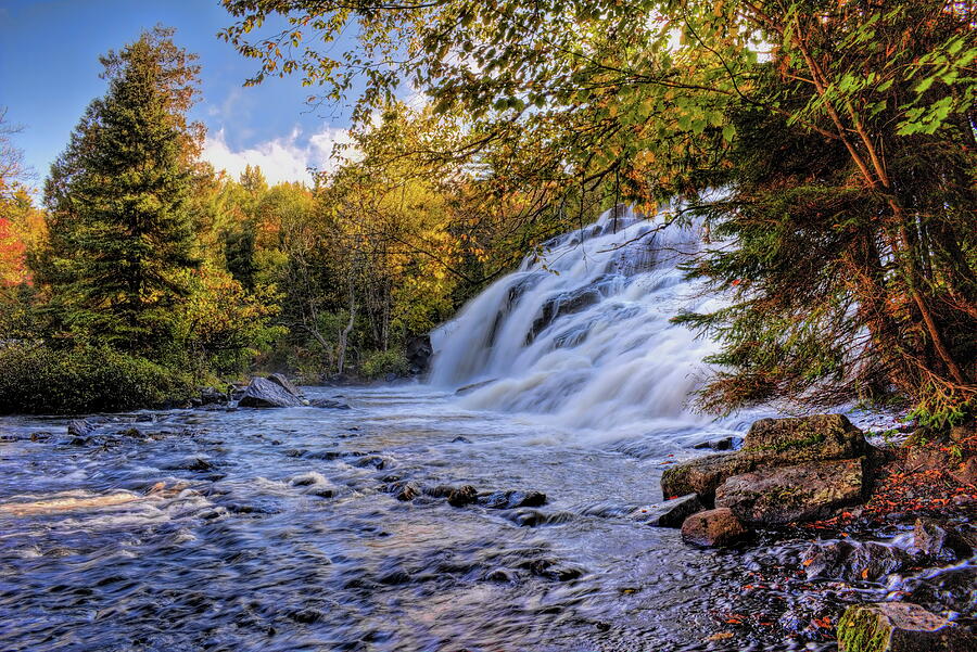 Fall Starting At Bond Falls Photograph by Dale Kauzlaric