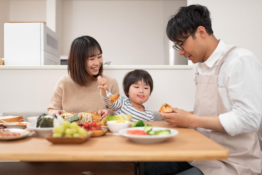 Family eating lunch at home Photograph by Monzenmachi