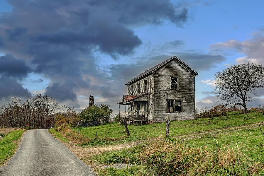 Farmhouse at Smoot Photograph by Bob Bell