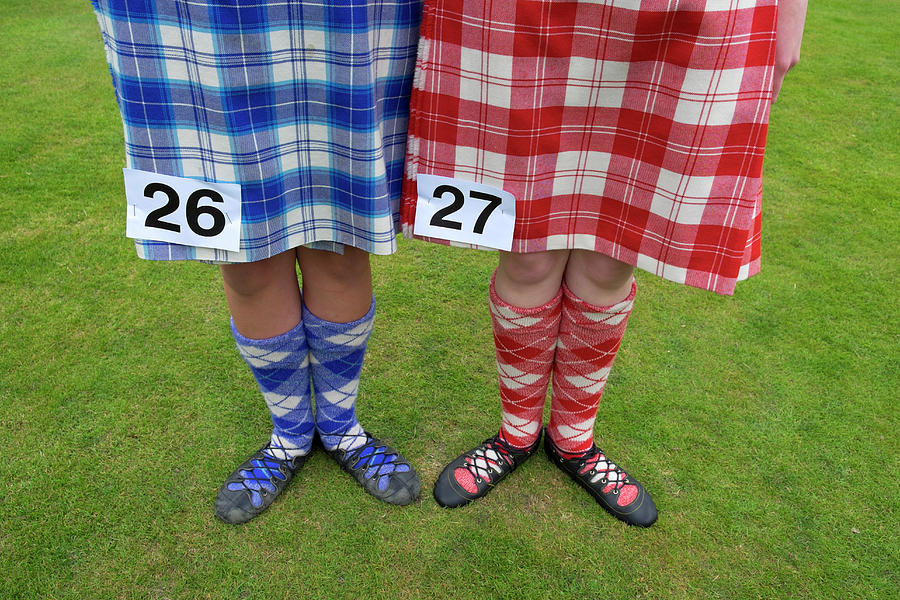 female-highland-dancers-in-kilts-before-competition-at-braemar