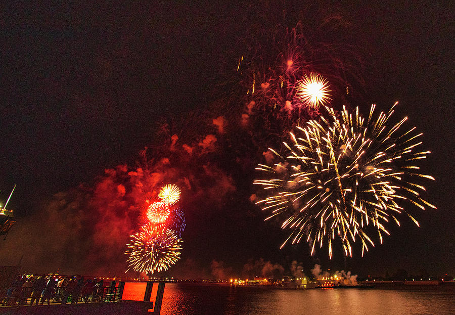 Fireworks over The Mississippi River Photograph by Paul Robinson - Fine ...