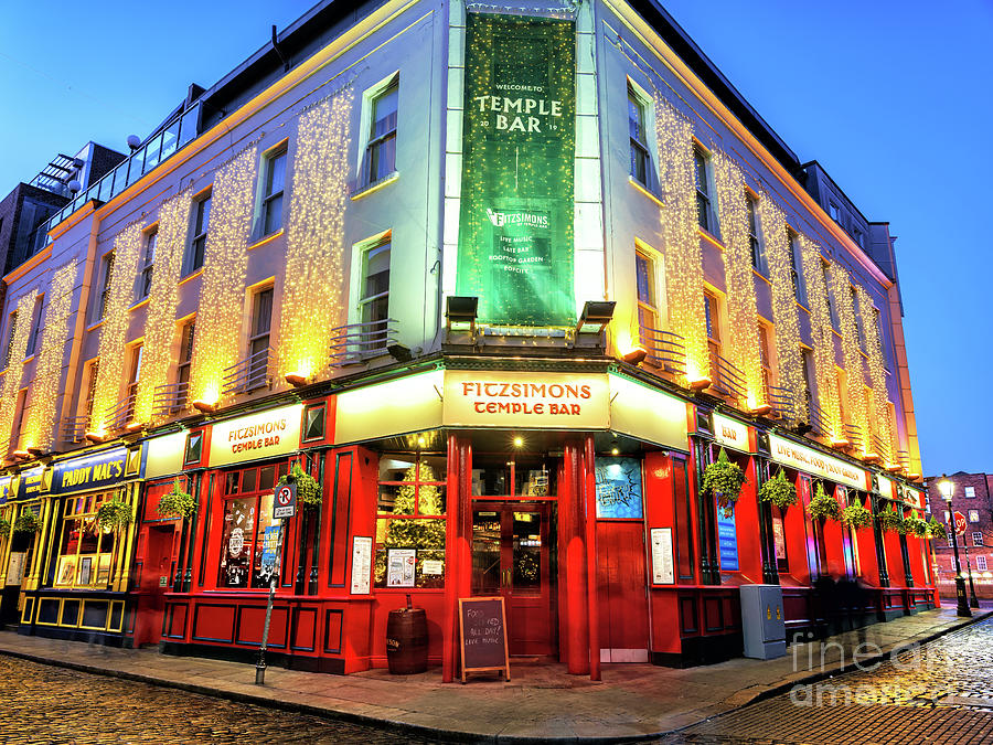 Fitzsimons Temple Bar at Night in Dublin Photograph by John Rizzuto