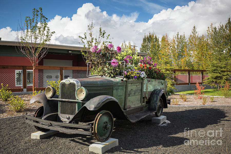Flower Truck Photograph - Flower Truck in Fairbanks,Alaska by Eva Lechner