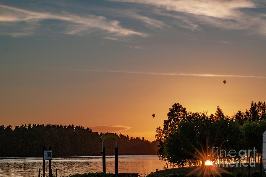 Flying Into The Sunset Photograph by Torfinn Johannessen