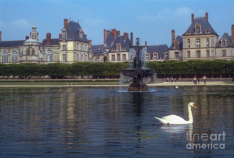 Fountain Photograph - Fontainebleau by Bob Phillips