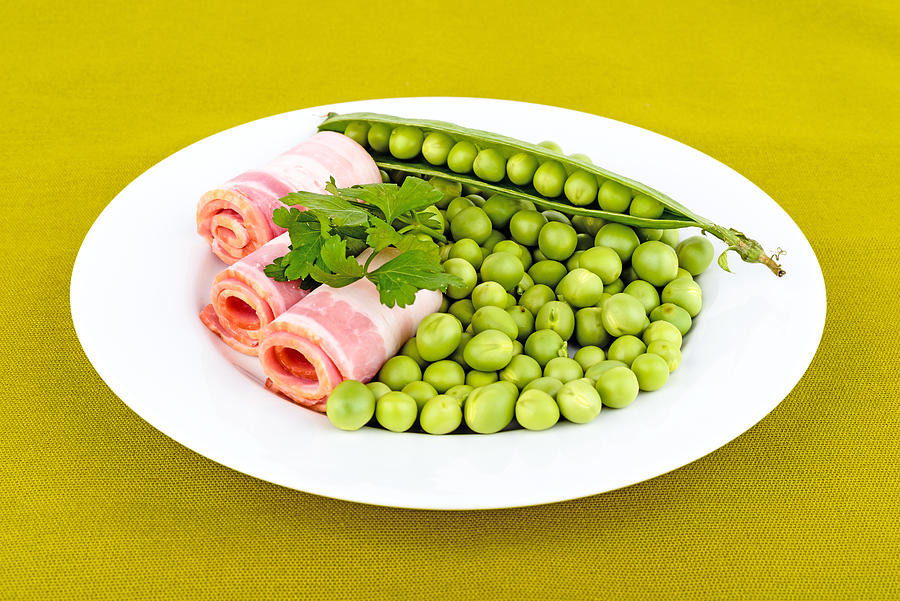 Fresh peas and ham rolls. Photograph by Carpeira