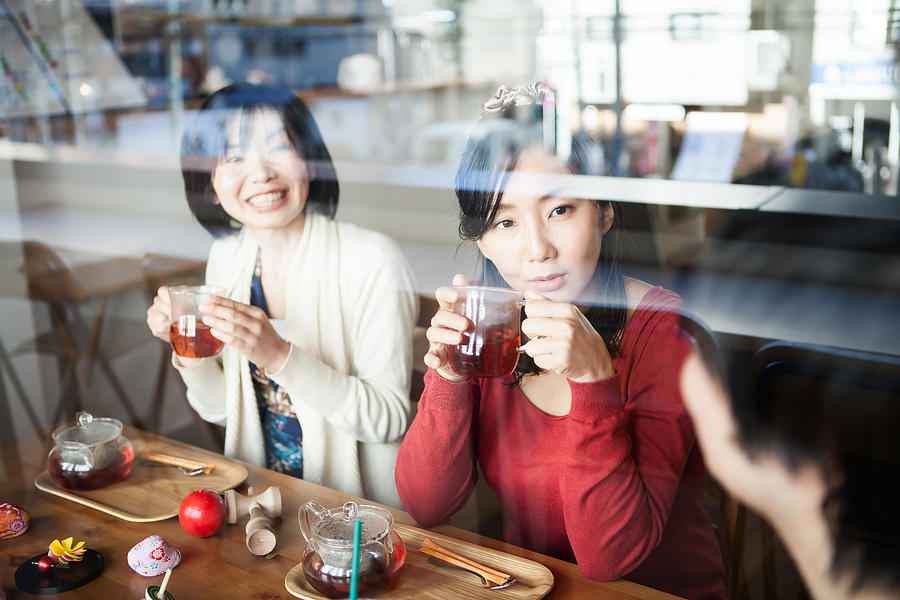 Friends in coffee shop Photograph by Taiyou Nomachi