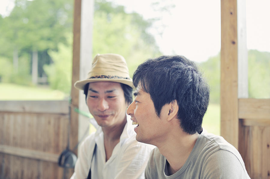 Friends is talking with the smile. Photograph by Yagi Studio