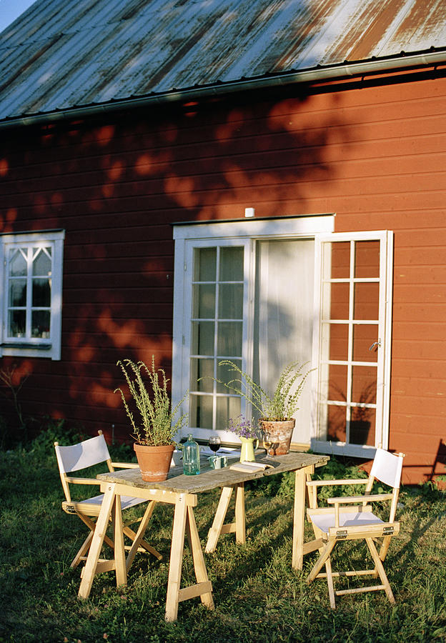 Garden furniture in a garden. Photograph by Johan Odmann