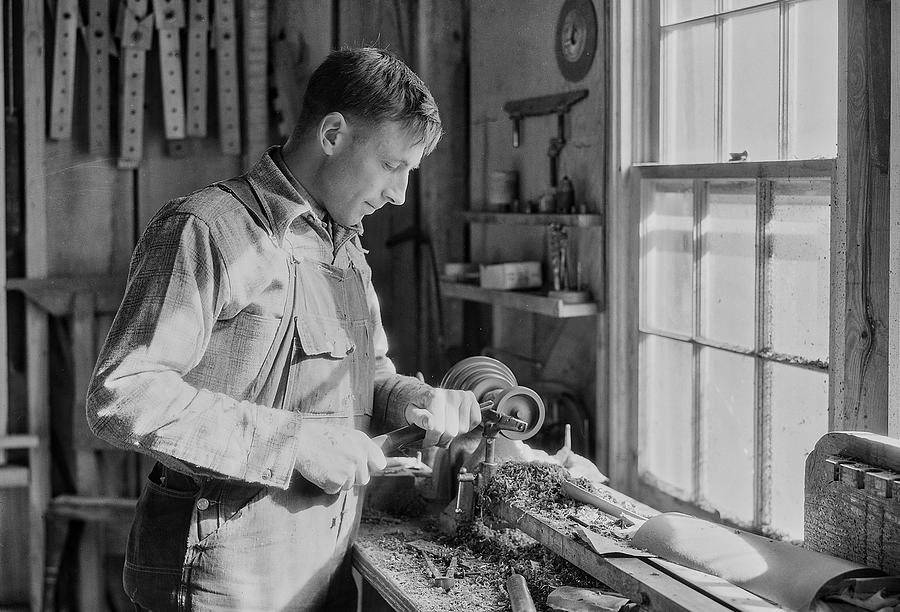 Gatlinburg Woodcarver 1933 Photograph by Lewis Hine