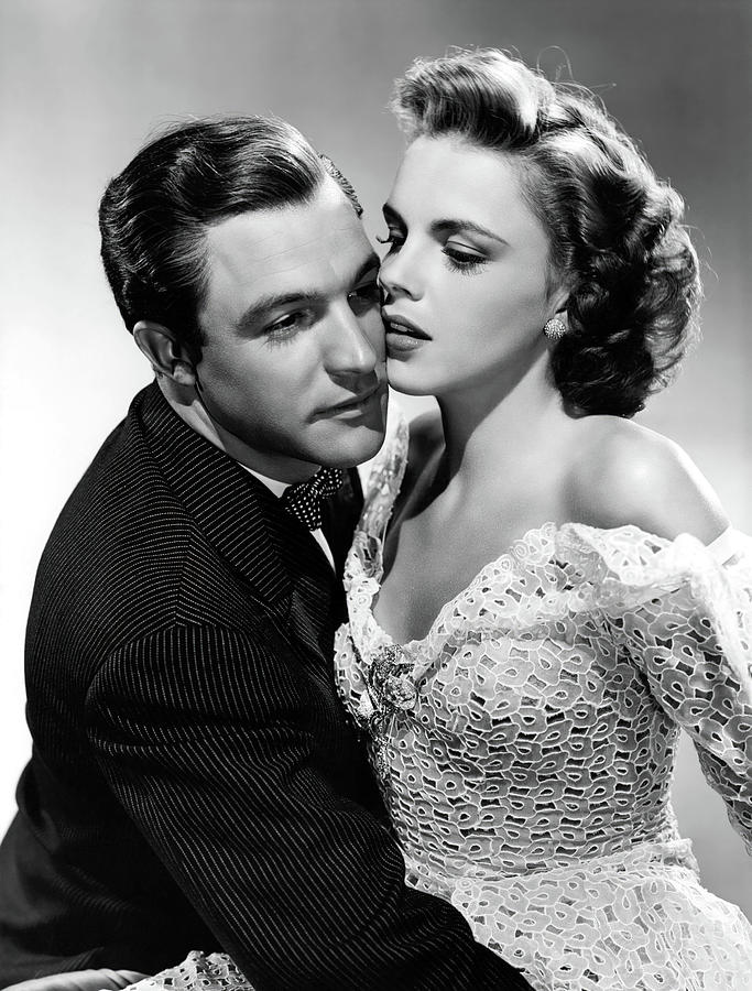 GENE KELLY and JUDY GARLAND in FOR ME AND MY GAL -1942-, directed by BUSBY BERKELEY. Photograph by Album