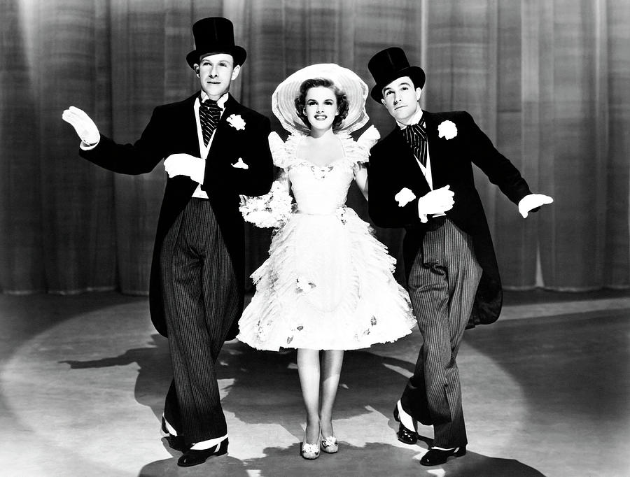 GENE KELLY, JUDY GARLAND and GEORGE MURPHY in FOR ME AND MY GAL -1942-, directed by BUSBY BERKELEY. Photograph by Album
