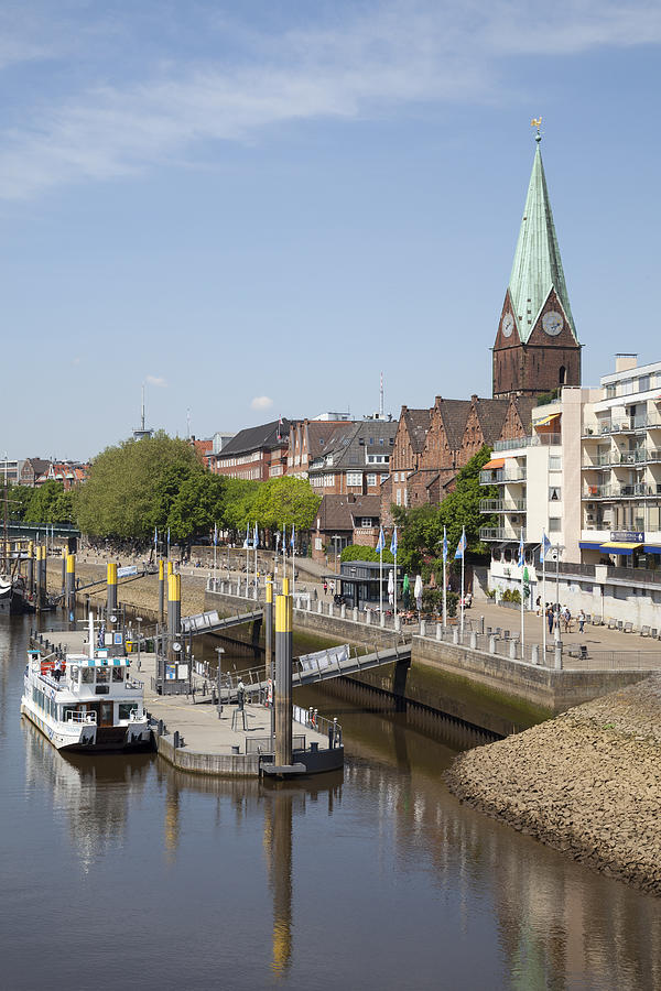 Germany, Bremen, view to boardwalk Schlachte and Martini landing pier Photograph by Westend61