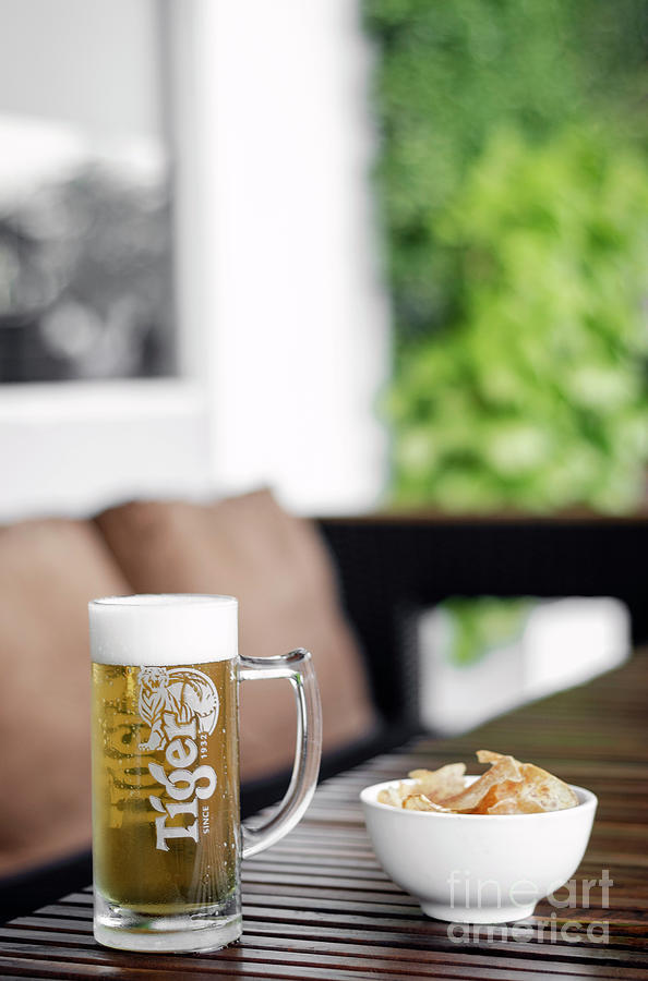 glass of draft Tiger Beer with Taro chips in singapore Photograph