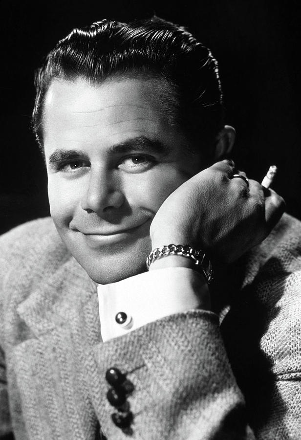 GLENN FORD in THE DOCTOR AND THE GIRL -1949-, directed by CURTIS BERNHARDT. Photograph by Album