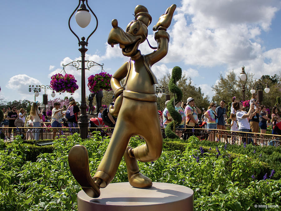 Goofy celebrating Walt Disney World's 50th Anniversary Photograph by ...