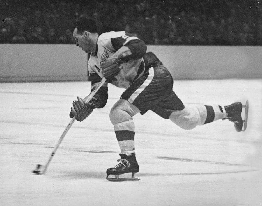 Gordie Howe On The Ice Photograph by Robert Riger