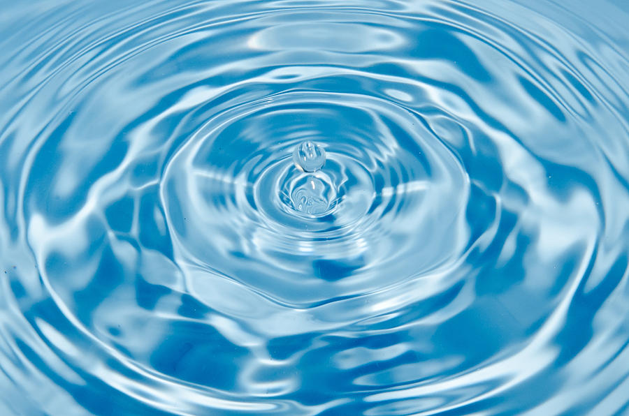 Gota de agua sobre fondo azul Photograph by Jameher