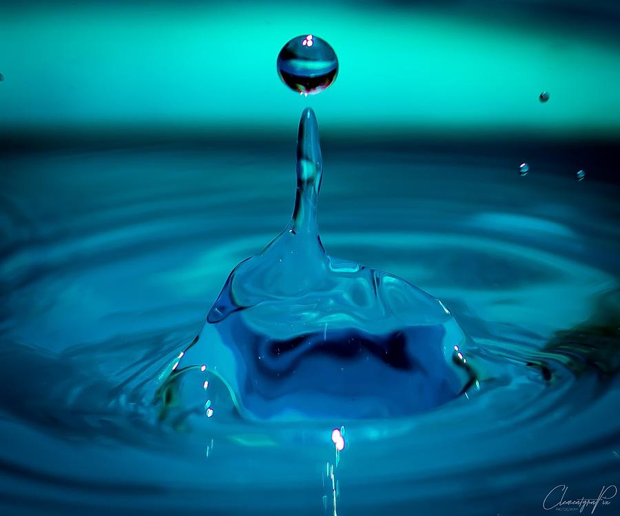 Goutte d'eau suspendue Photograph by ClementGrnPix