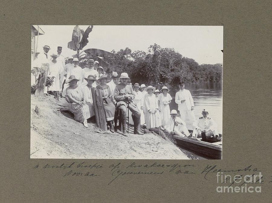 Governor Aarnoud van Heemstra center with a company at Kwakoegron in