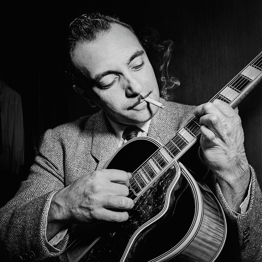 guitarist-django-reinhardt-1946-fotocola.jpg