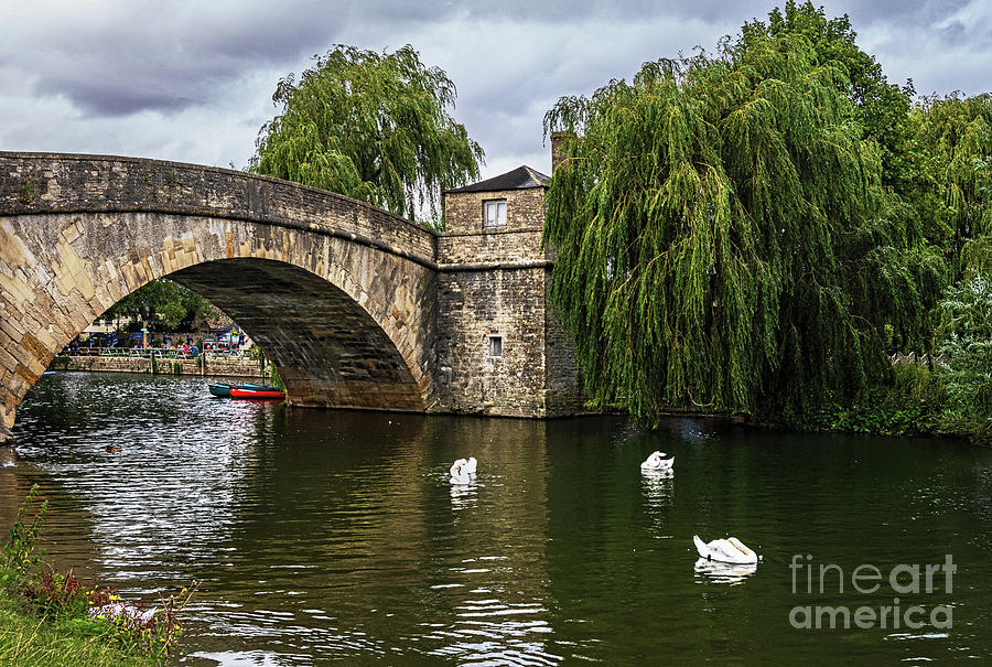 Halfpenny Bridge And Tollhouse Lechlade Photograph by Ian Lewis - Fine ...