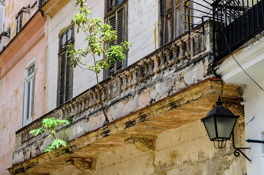 Havana balcony getting close to its best before date. Photograph by Rob Huntley
