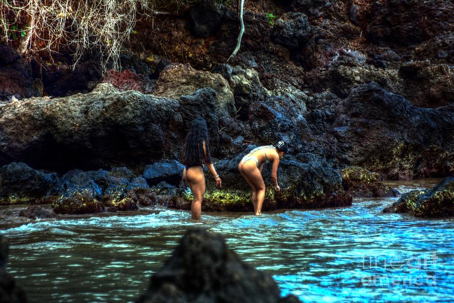 Hawaiian Ladies At the Beach Photograph by Richard Omura