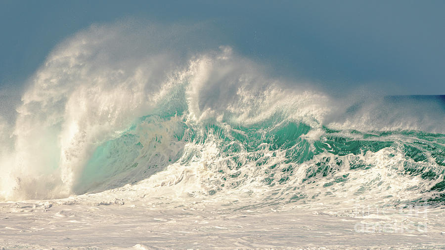 Hawaiian Wave crashing at the Banzai Pipeline surf spot on a sunny day ...