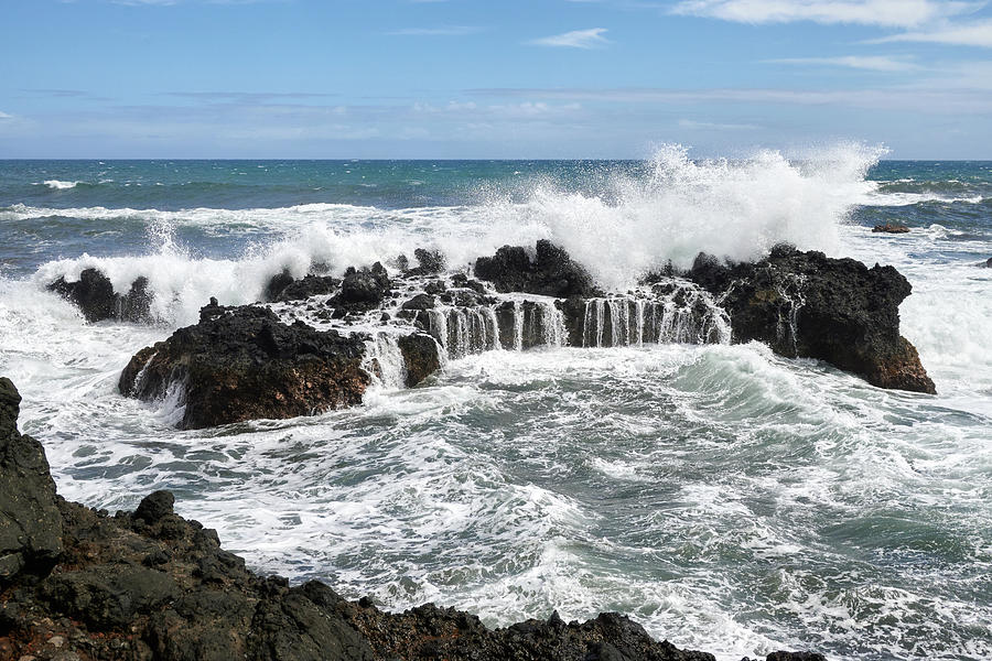 Heavy Surf Hitting Volcanic Rocks Near Hilo Hawaii Photograph by Jim Hughes