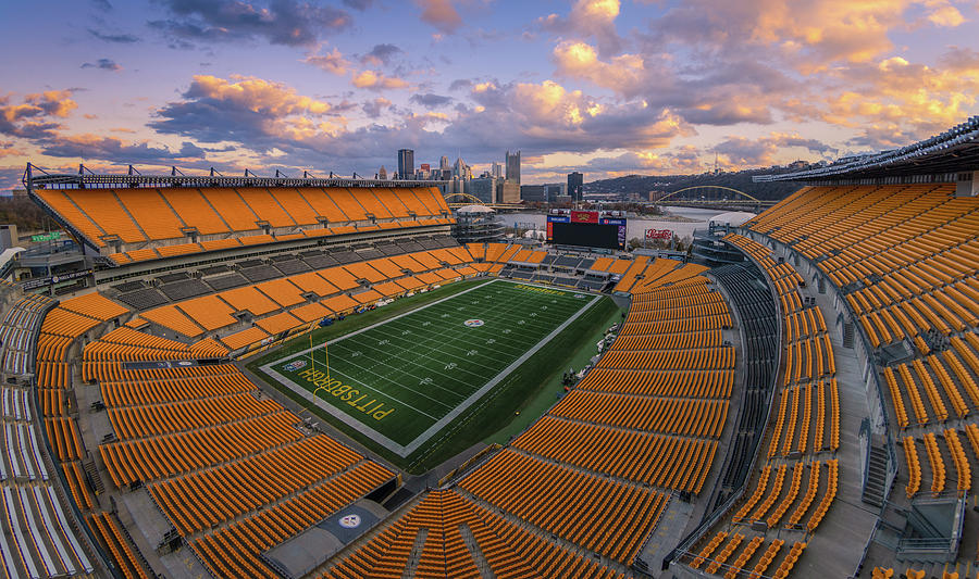 Pittsburgh Steelers Photograph - Pittsburgh Steelers #68 by Robert Hayton