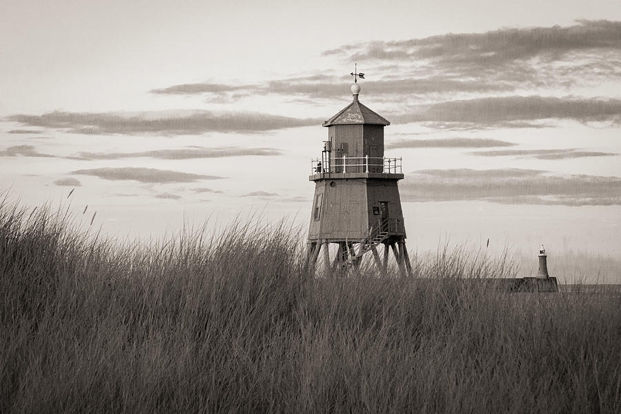 Herd Groyne Lighthouse Photograph by Francisco Ruiz Navas