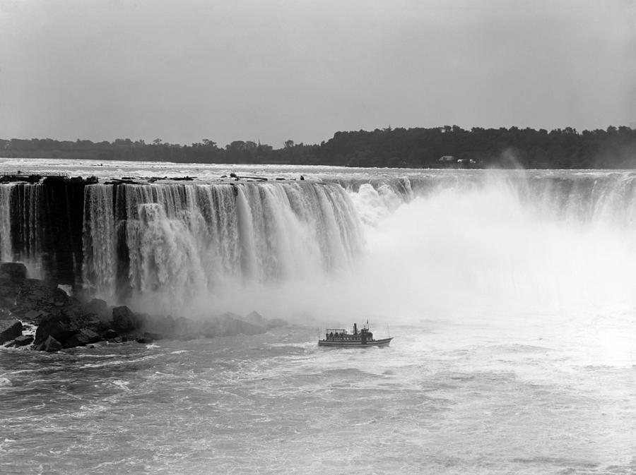 Horseshoe Falls - Niagara - Circa 1900 Photograph by War Is Hell Store