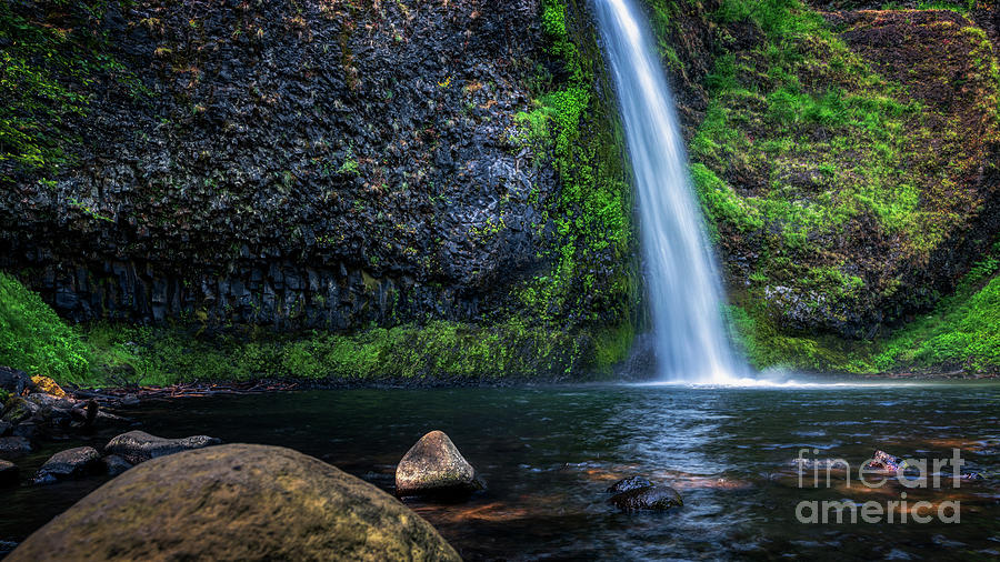 Horsetail Falls Oregon Photograph by Doug Sturgess