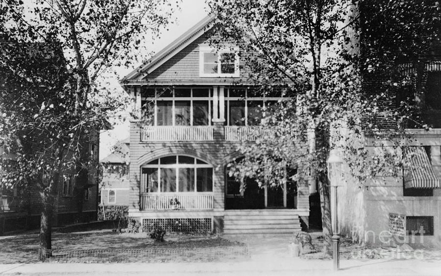 Houdini Home, 1914 Photograph by Granger