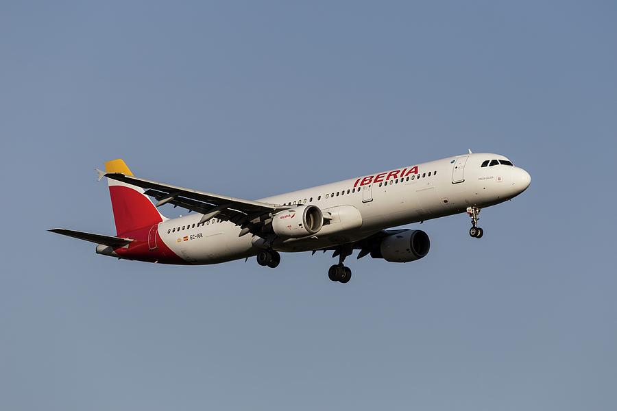 Iberia Airbus A321-200 Photograph