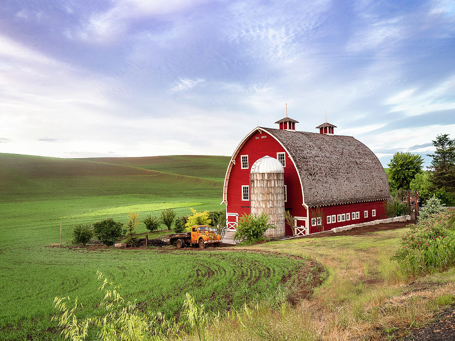 Iconic Red Barn of the Palouse Photograph by David Choate