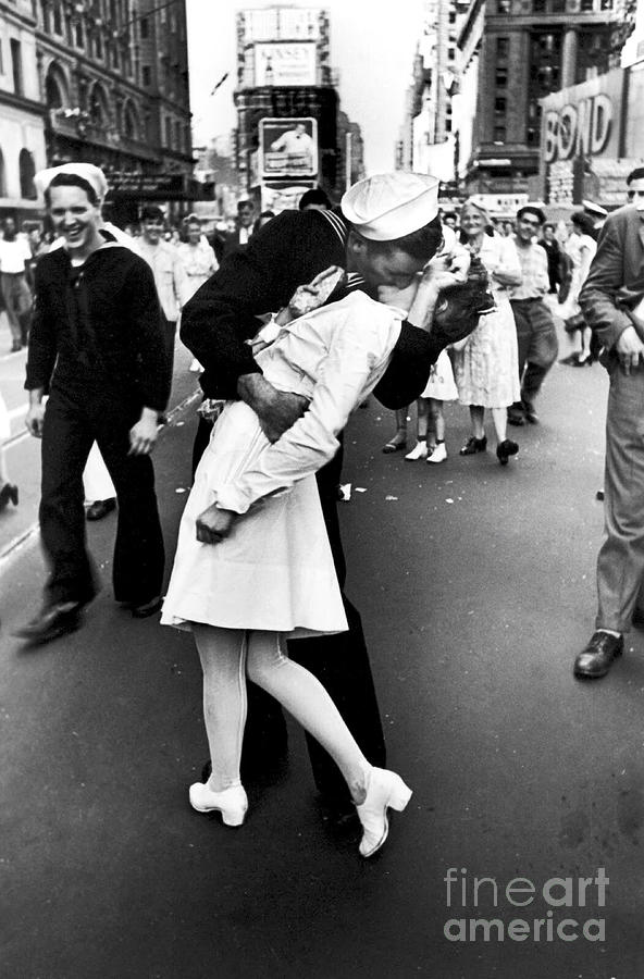 Iconic WW2 Kiss from Sailor to Nurse Tiimes Squae Photograph by Diane ...