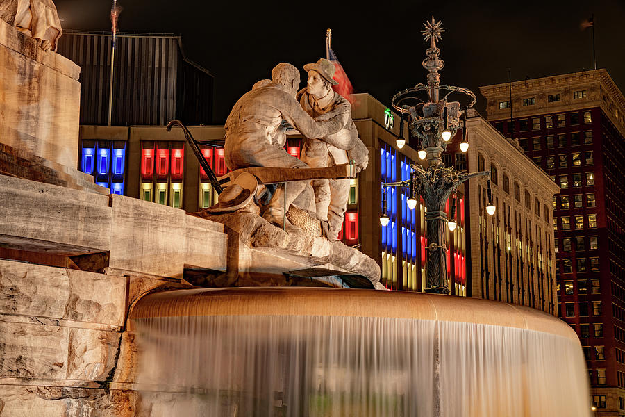 Indianapolis Photograph - Indianapolis Monument Circle Fountain At Night by Gregory Ballos