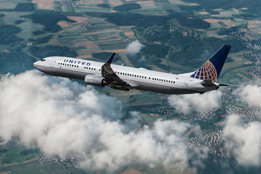 Inflight View of a United Airlines Boeing 737 Mixed Media by Erik Simonsen