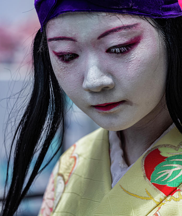 Ethnic Pride Photograph - Japan Day NYC 5_13_23 - Performer in Classical Makeup by Robert Ullmann